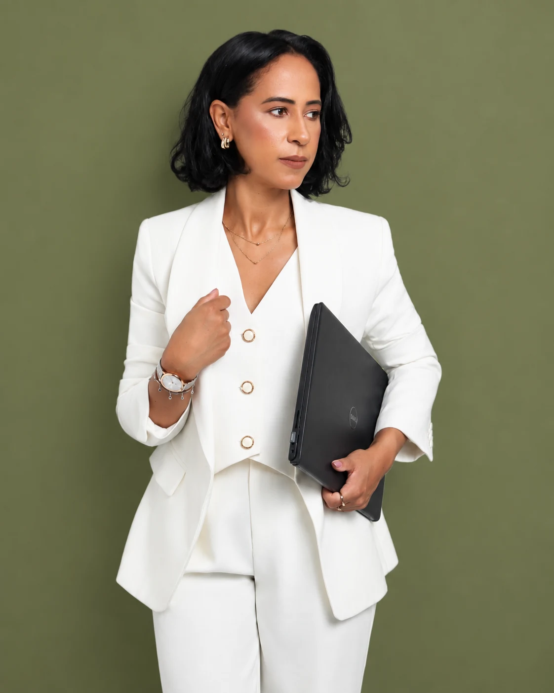 Renata Trindade com notebook, atendimento online